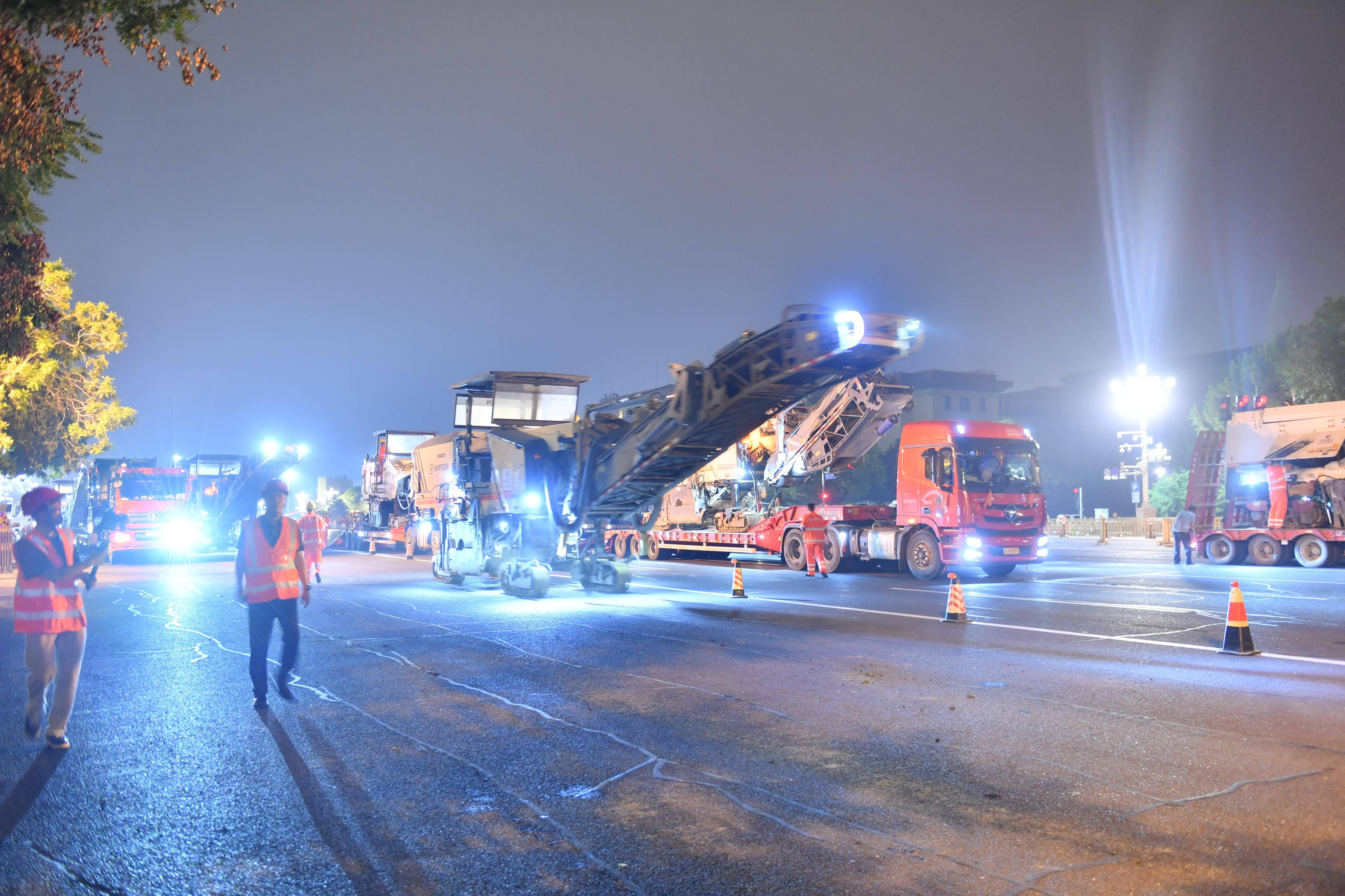 “中国速度”提前“受阅”！长安街路面35小时焕然一新