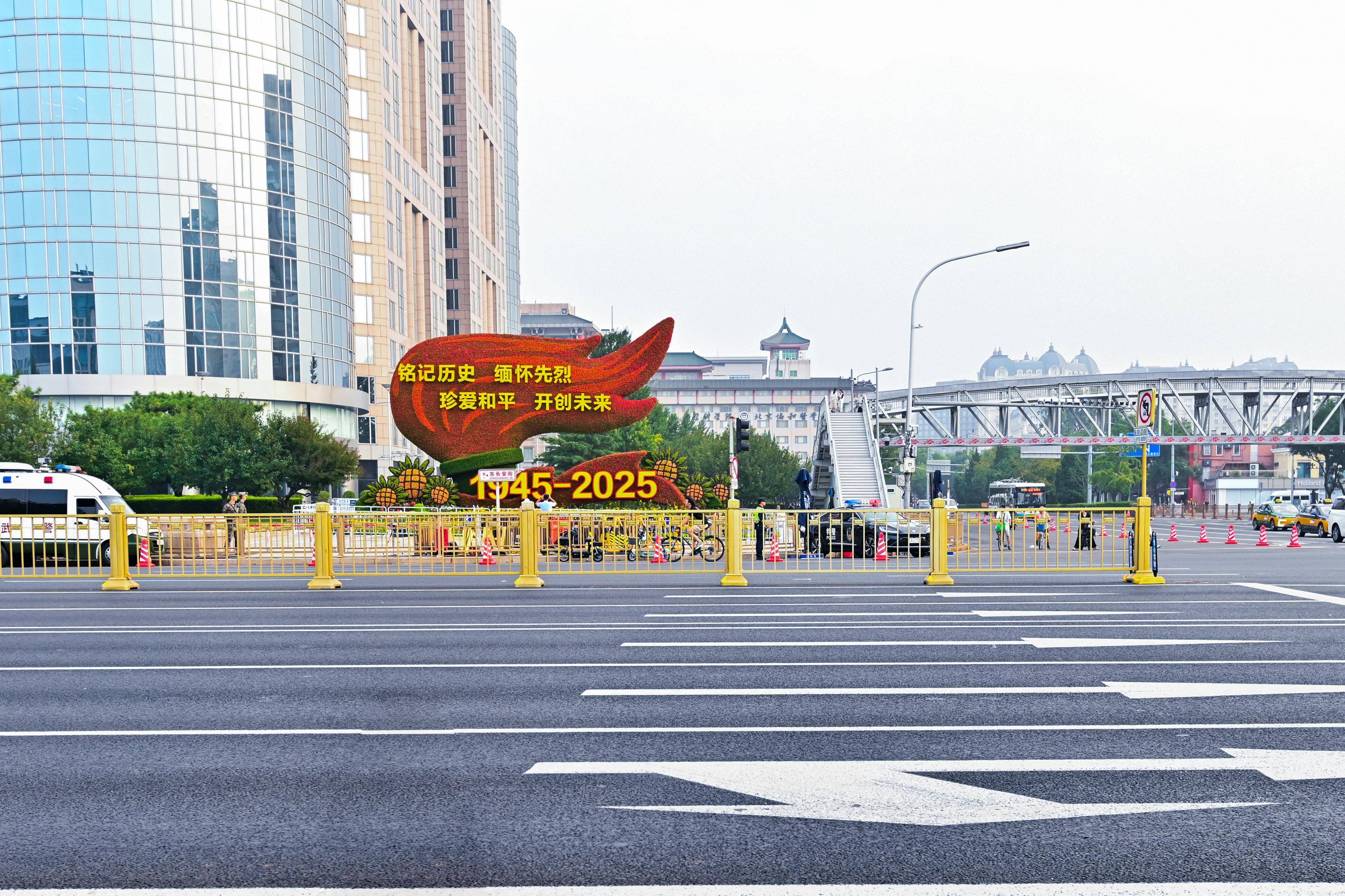 “中国速度”提前“受阅”！长安街路面35小时焕然一新