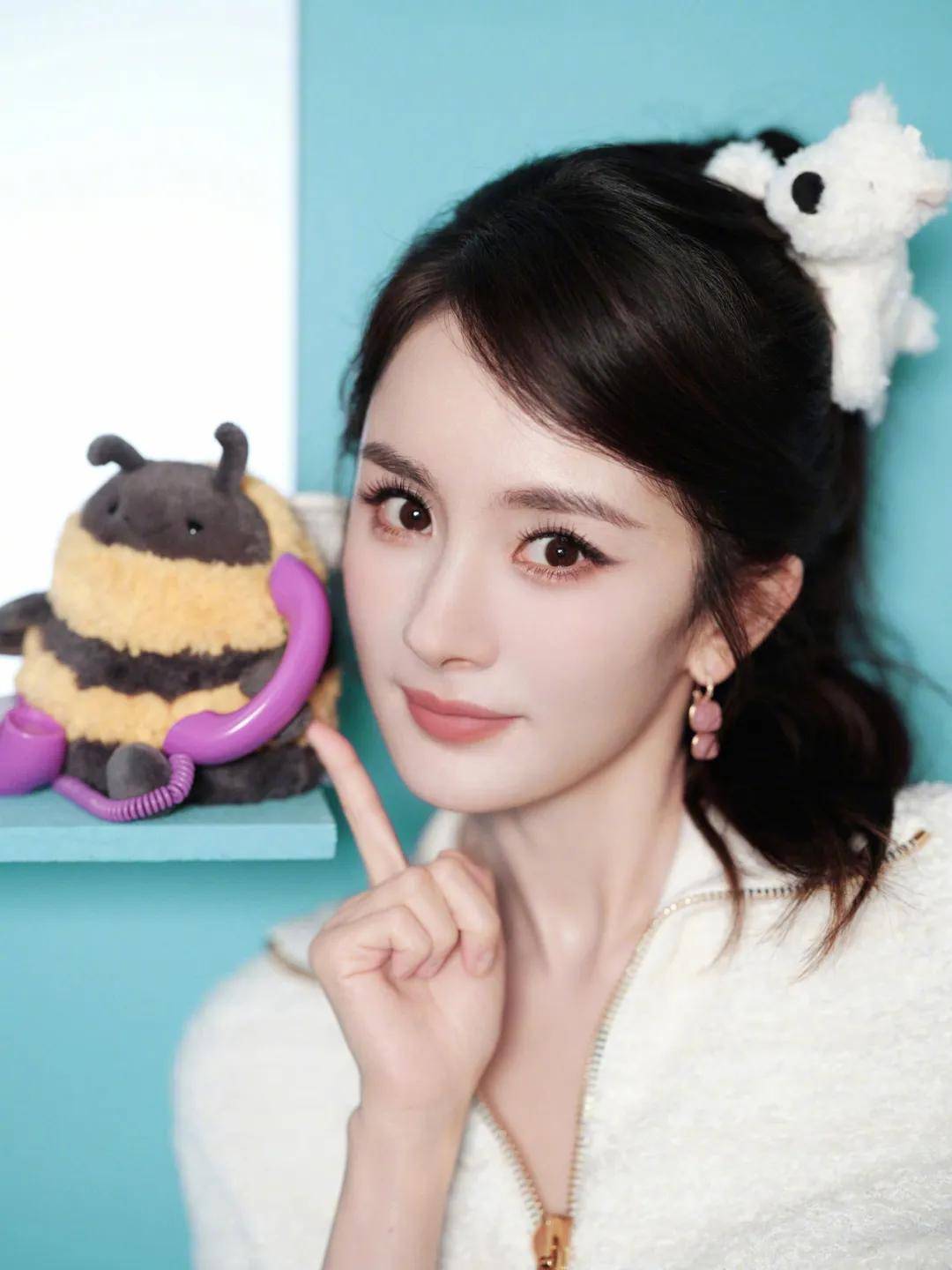 杨幂把钥匙扣扎在马尾上，瞬间实现满39减20！