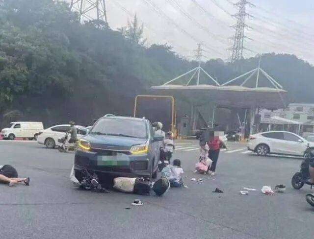 广州白云区一车辆撞倒学生，家长建议加装红绿灯