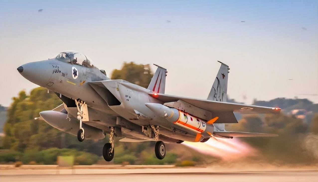 一声巨响，胡塞用导弹证实，卡塔尔被炸是沙特不开火，美军不拦截