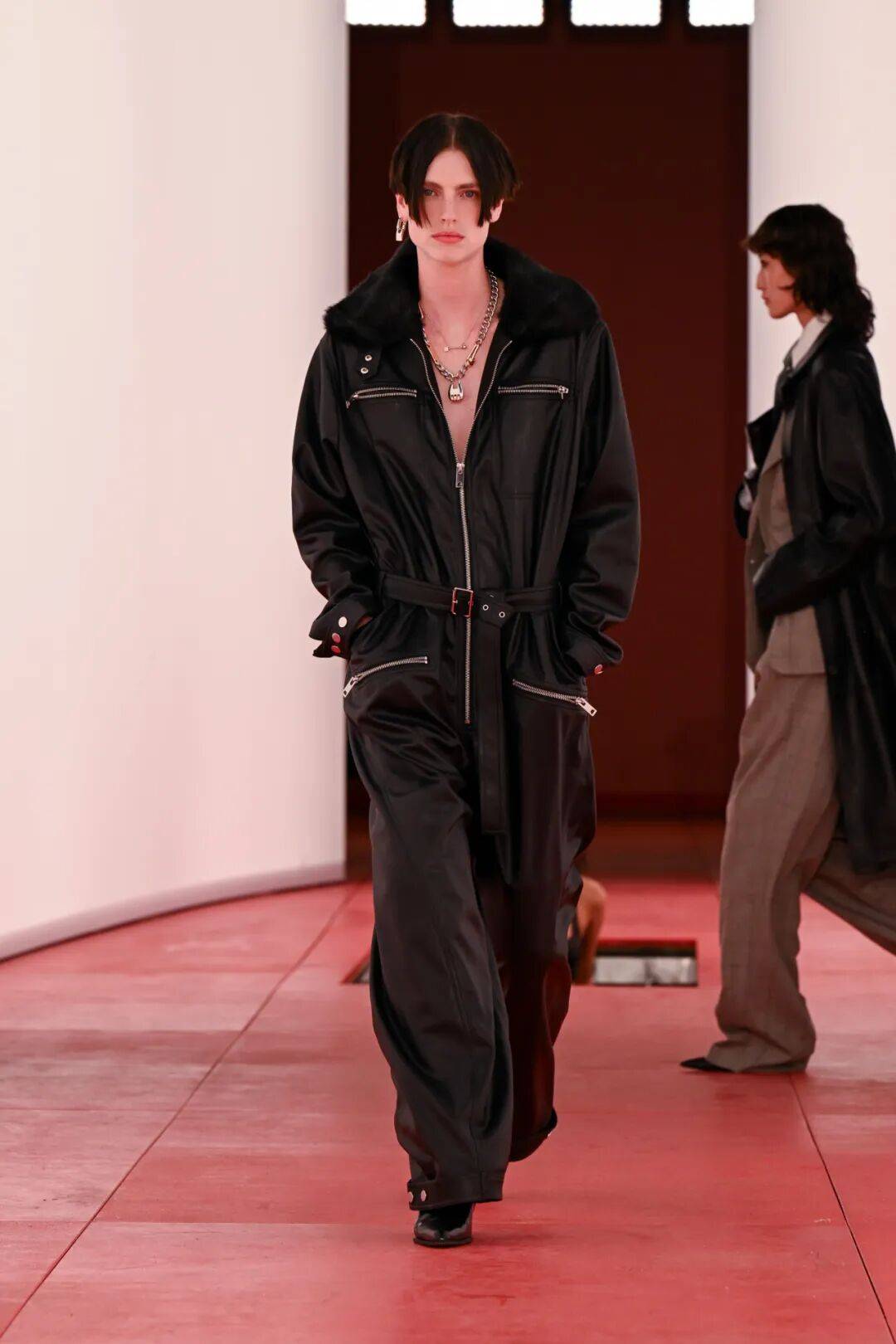 阔别七年重返T台的H&amp;M，终于暴露野心了