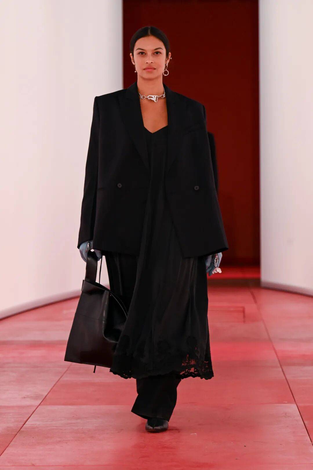 阔别七年重返T台的H&amp;M，终于暴露野心了