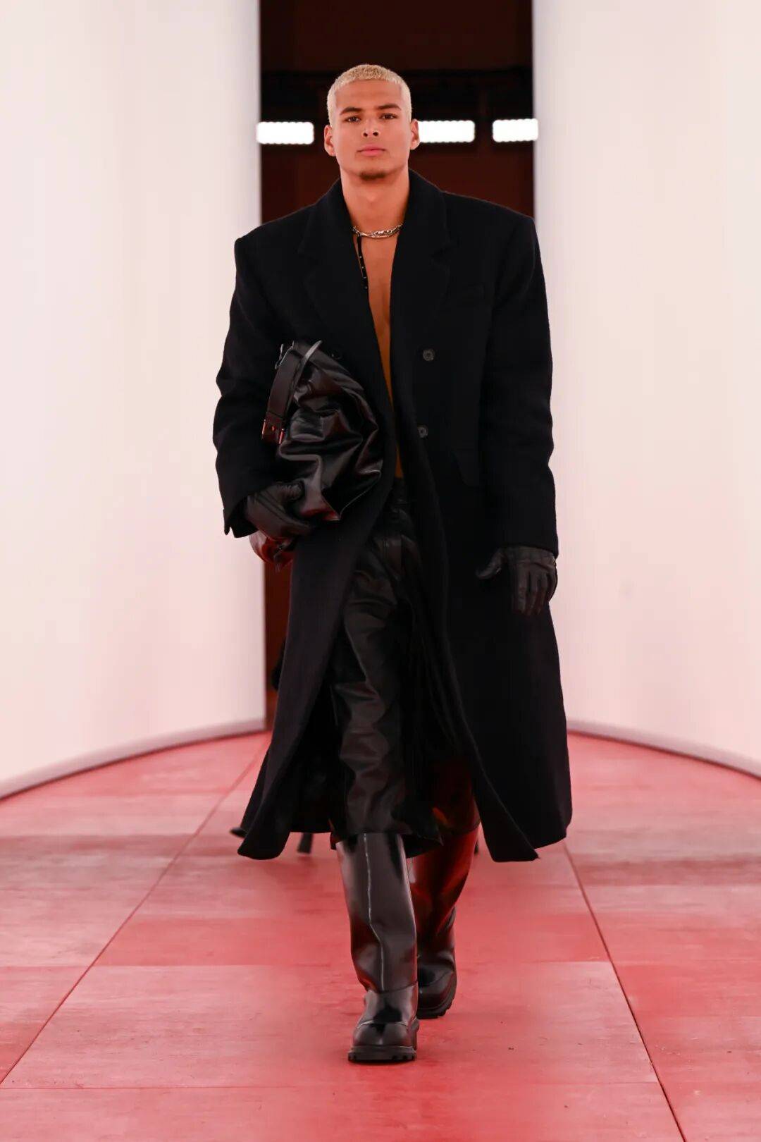 阔别七年重返T台的H&amp;M，终于暴露野心了