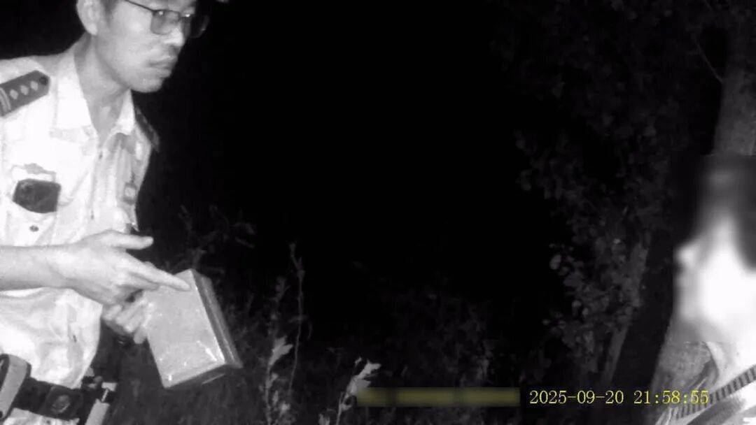 北京一老人夜晚打车到20多公里外，要把钱埋土里，司机紧急报警！