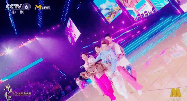 小沈阳回应在舞台上被抬走:我是战略性撤退