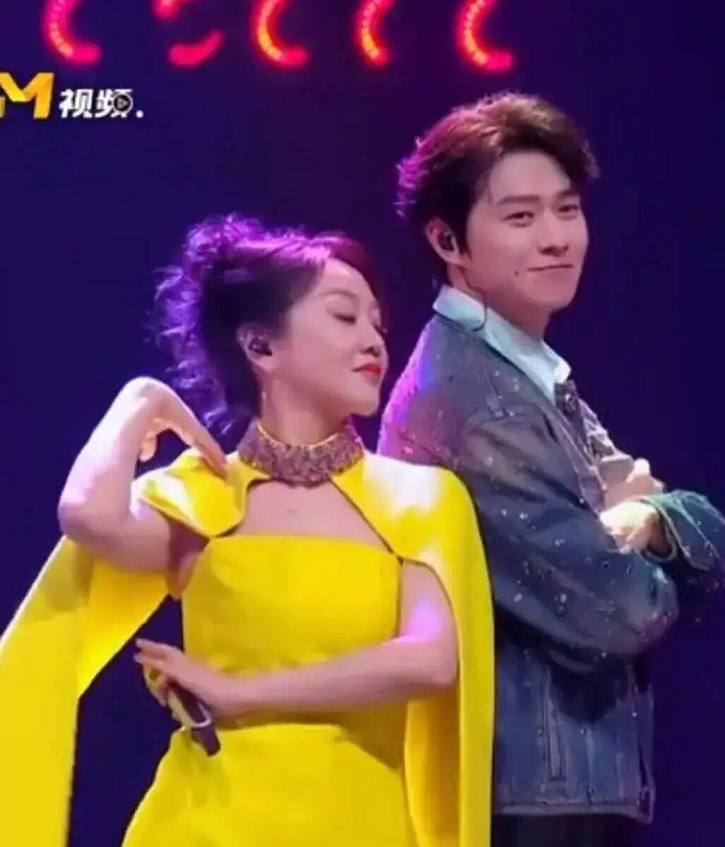 闫妮微醺式演唱再上热搜!35岁爆红后速成大满贯视后,她是松弛美学的代言人