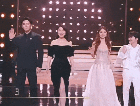 闫妮微醺式演唱再上热搜!35岁爆红后速成大满贯视后,她是松弛美学的代言人