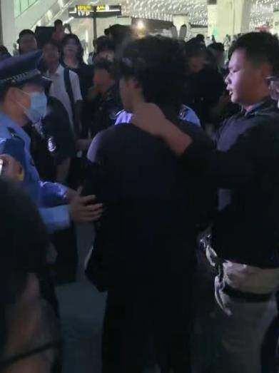 男子漫展附近扮演辱华动漫角色被围攻，主办方回应，警方称已掌握情况