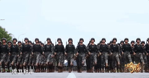 首次披露!九三阅兵刺刀全开刃!