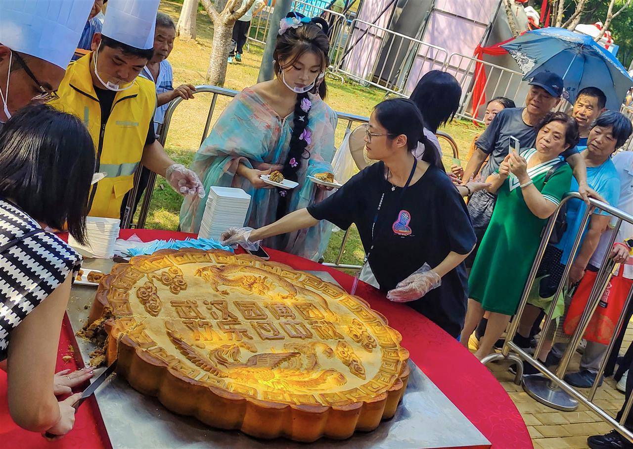 重388斤!500人排队挑战超级大月饼