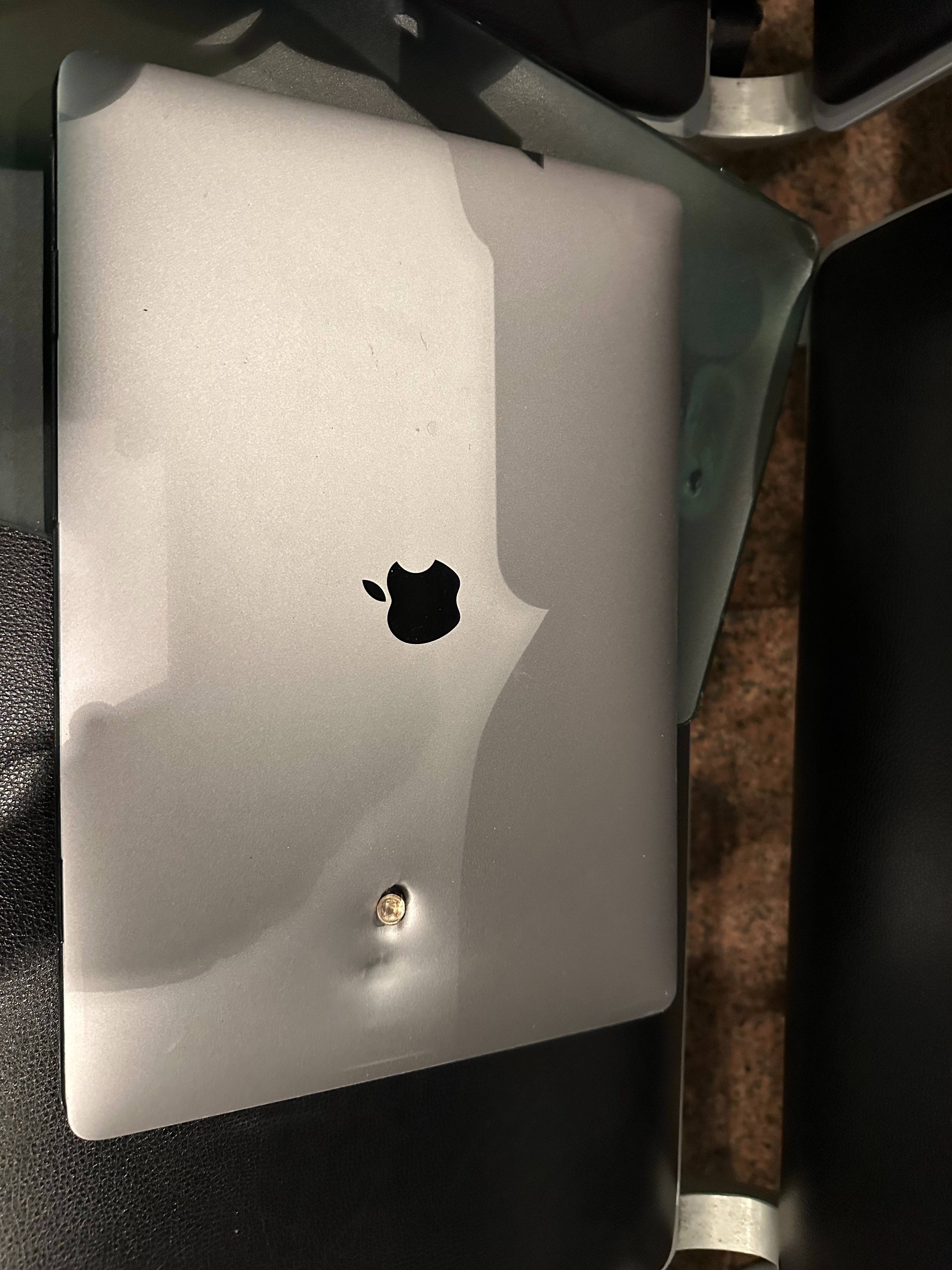 中国小伙在巴西遭持枪抢劫，逃跑时对方开枪，事后发现子弹打进电脑：犯“禁忌”被盯上