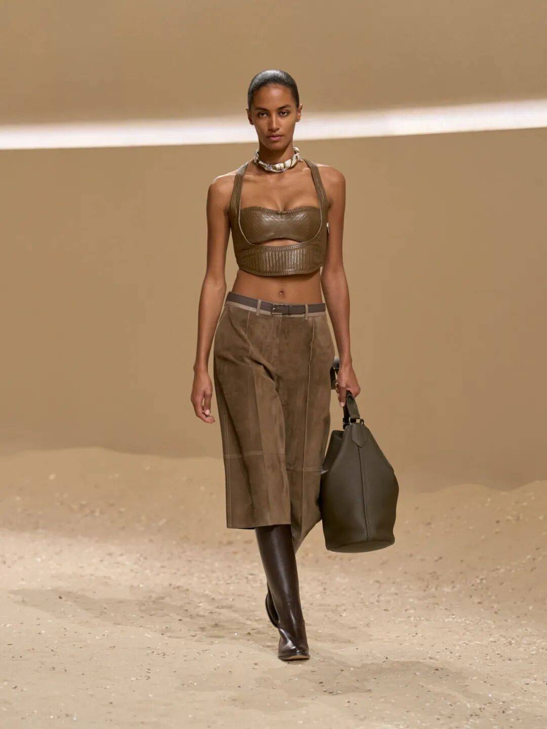 Hermès的女骑士,在沙滩上自由驰骋