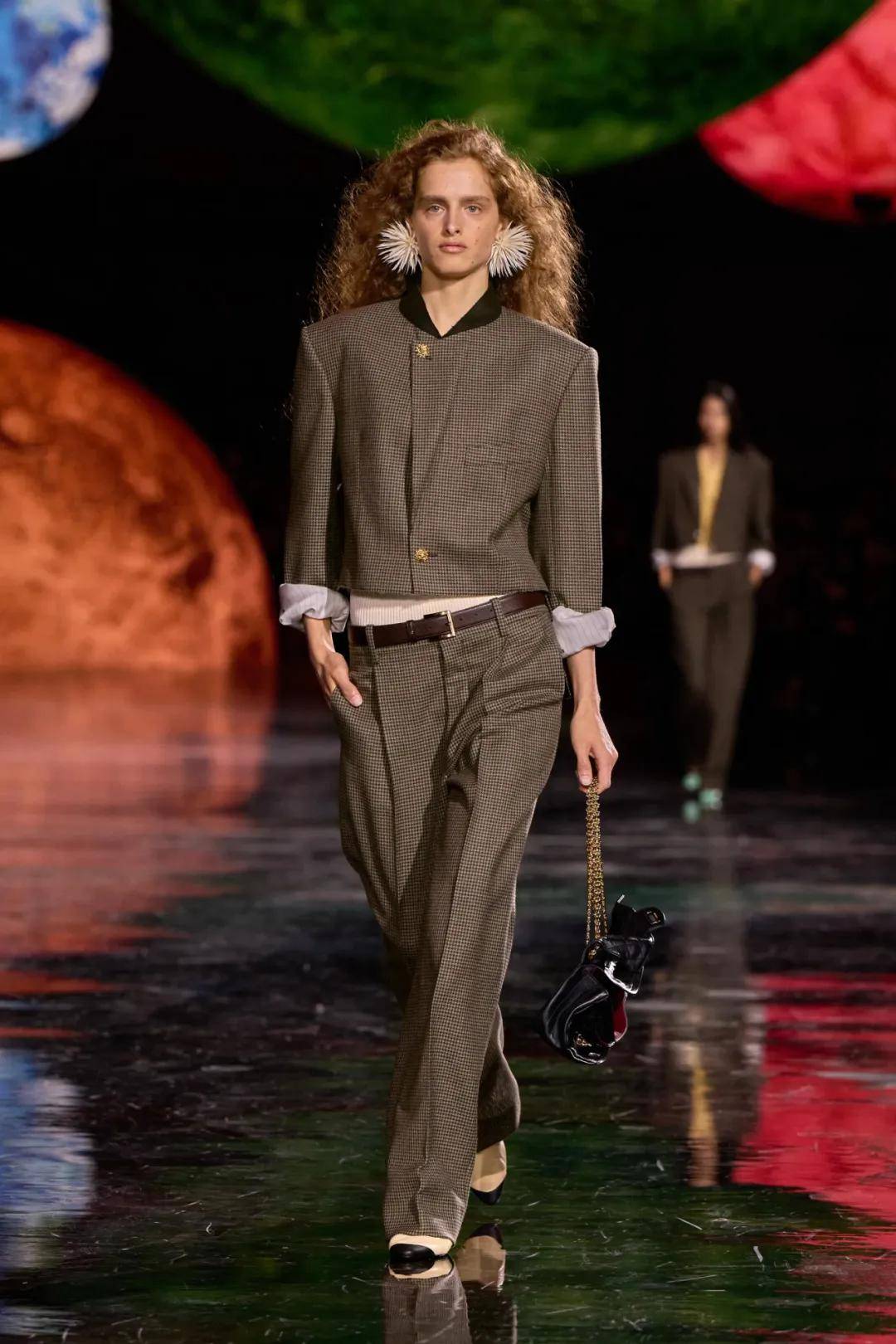 周迅、窦靖童、刘雯、井柏然同框围观香奈儿的新秘密