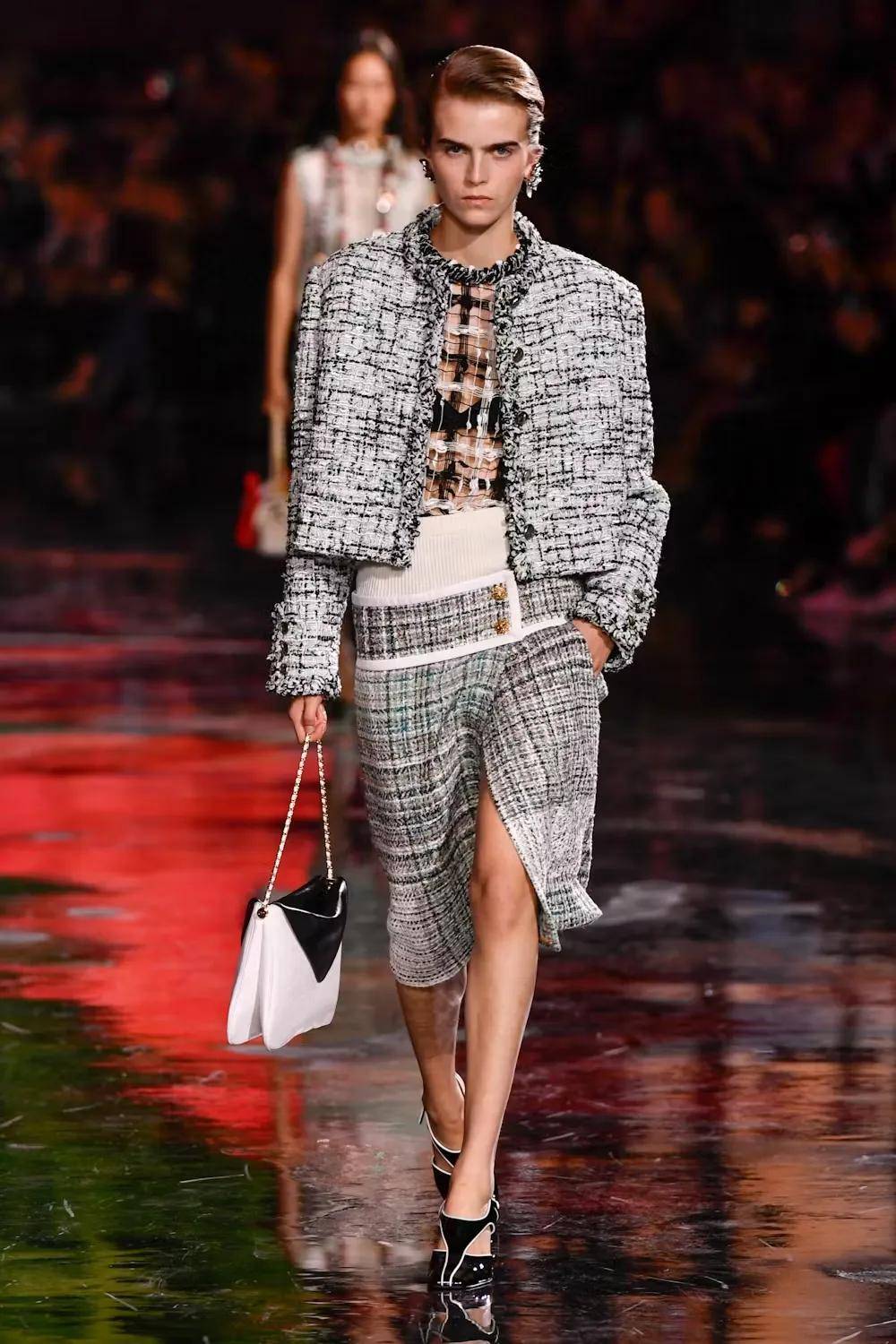 周迅、窦靖童、刘雯、井柏然同框围观香奈儿的新秘密