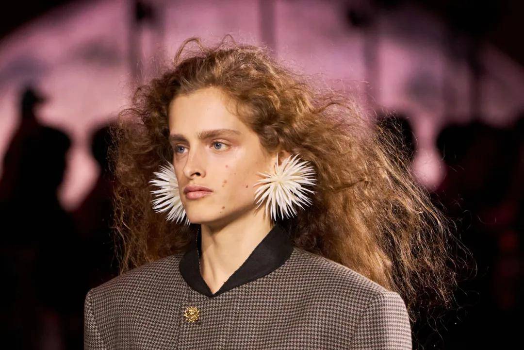 周迅、窦靖童、刘雯、井柏然同框围观香奈儿的新秘密