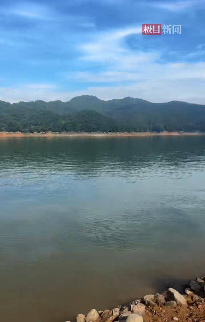 义乌23岁外卖小哥蹊跷失踪22天：凌晨两点独自到一处水库，现场只找到电动车和鞋