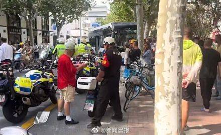 上海警方通报：男子故意多次急刹，致公交车撞树，两名乘客受伤，行拘！