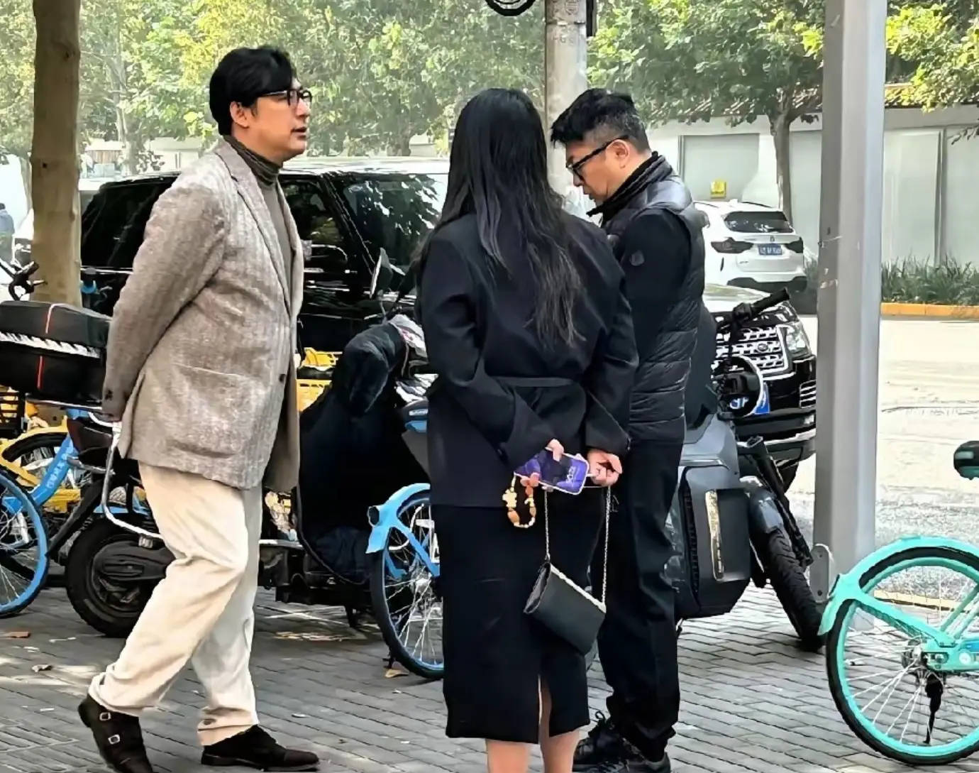 李湘王岳伦现身北京街头被偶遇！二人悠闲聊天离婚后依旧相处融洽