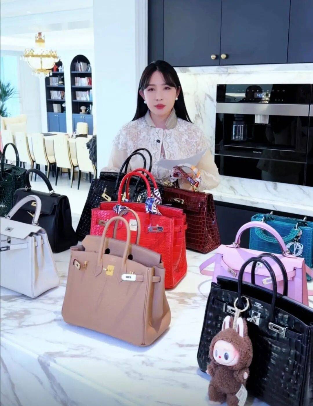 “入职不到4个月，在我家偷了300多万元黄金和爱马仕！”千万粉丝博主家中被盗，监控拍下司机作案过程