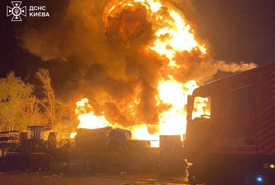 趁着美国被拖入中东泥潭，深夜，俄军突然出手，把乌克兰炸成火海